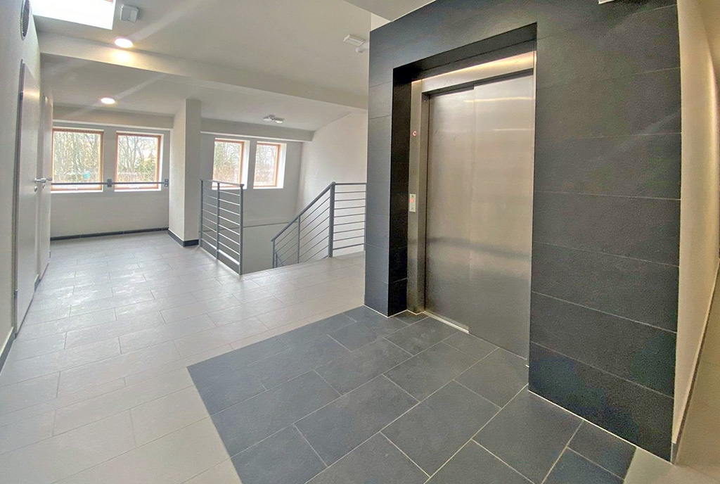 elegancki hol prowadzący do ekskluzywnego apartamentu na wynajem Szczecin (okolice)