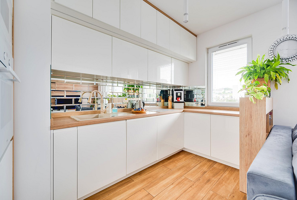 zabudowana w bieli kuchnia w ekskluzywnym apartamencie na sprzedaż Gdańsk