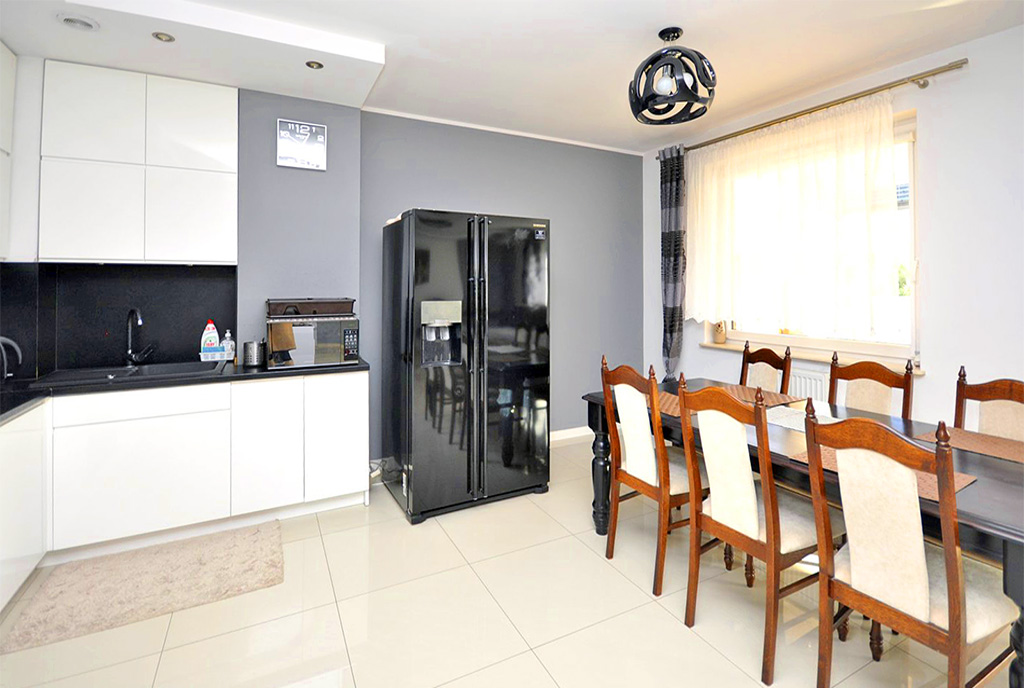 po lewej kuchnia, po prawej jadalnia w luksusowym apartamencie na sprzedaż Gdynia (okolice)