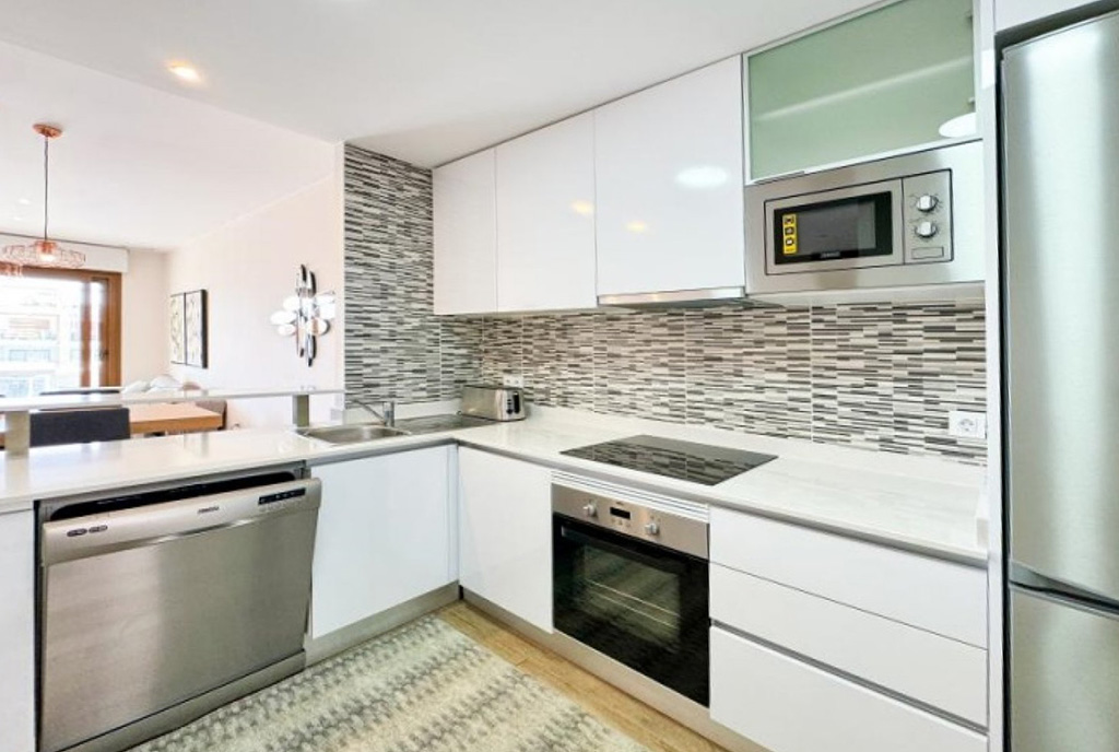 kuchnia w czerni i bieli w luksusowym apartamencie na sprzedaż Hiszpania (Orihuela Costa Playa Flamenca)