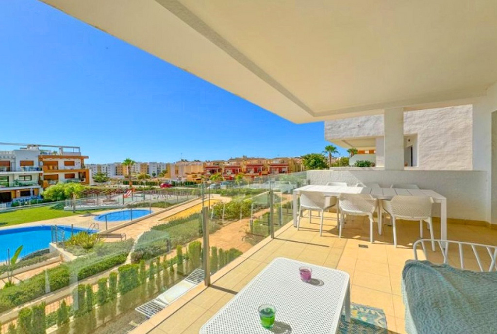 ogromny taras przy ekskluzywnym apartamencie na sprzedaż Hiszpania (Orihuela Costa Playa Flamenca)