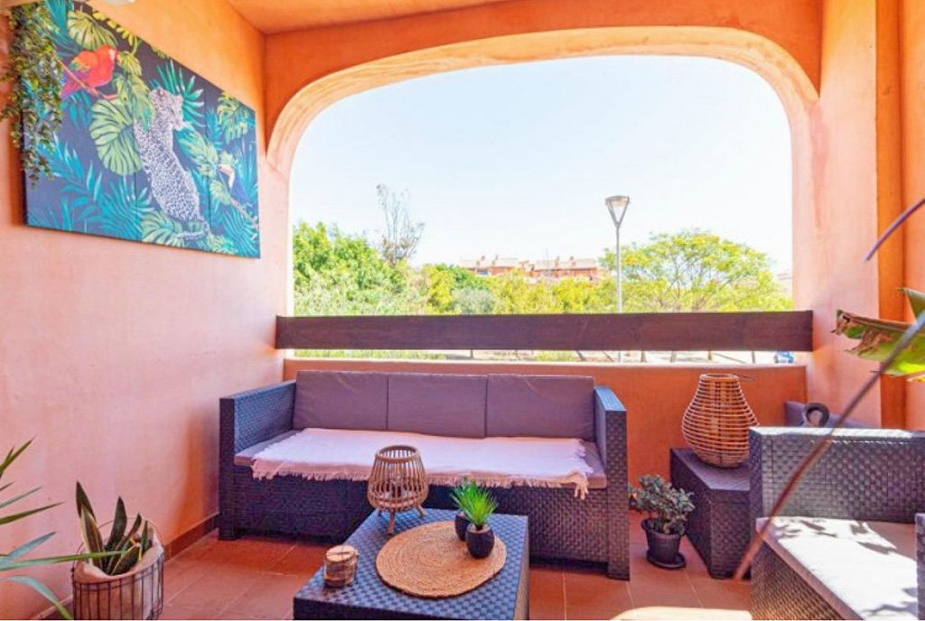 fragment tarasu przy ekskluzywnym apartamencie na sprzedaż Hiszpania (Torrevieja)