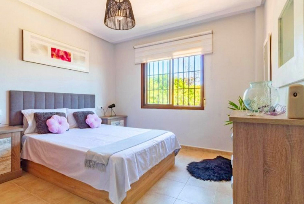 zaciszna sypialnia w luksusowym apartamencie na sprzedaż Hiszpania (Torrevieja)
