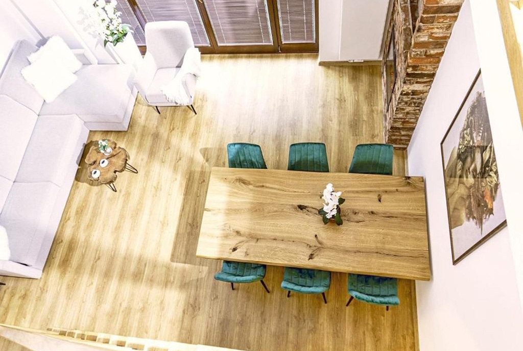rzut z górnej kondygnacji na salon w ekskluzywnym apartamencie na sprzedaż Mazury