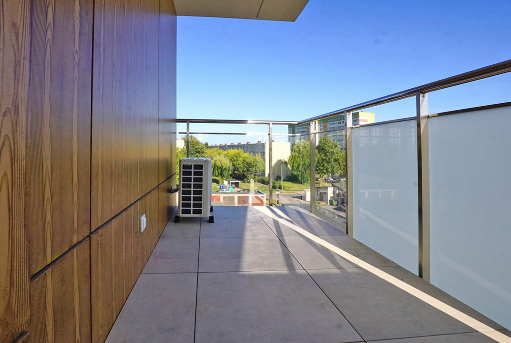 imponujący balkon przy ekskluzywnym apartamencie na sprzedaż Piotrków Trybunalski