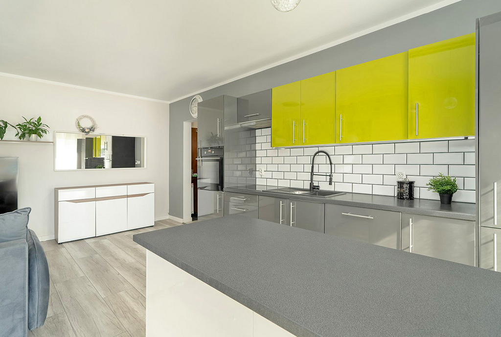 nowoczesna kolorystyka kuchni w luksusowym apartamencie na sprzedaż Poznań (okolice)