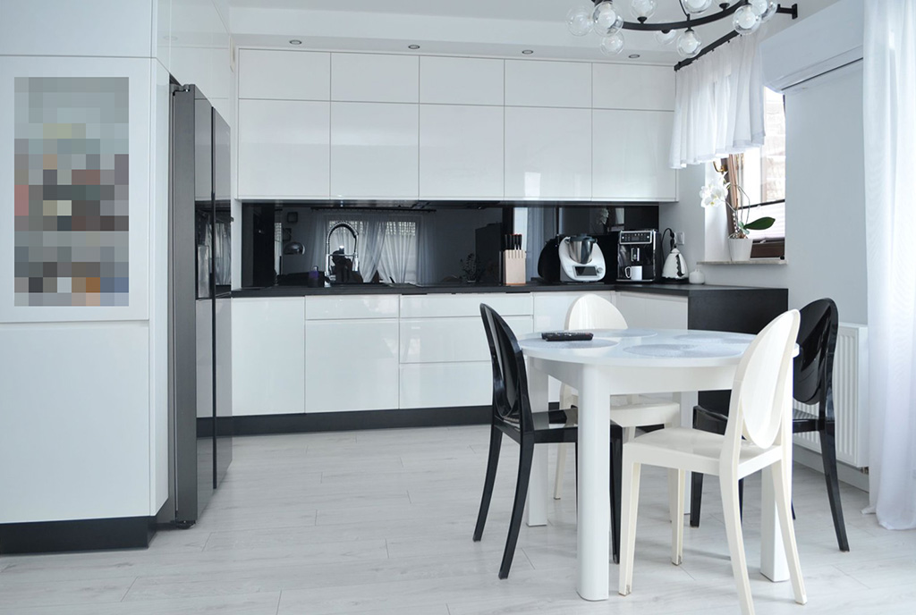 widok z salonu na aneks kuchenny w luksusowym apartamencie na sprzedaż Szczecin