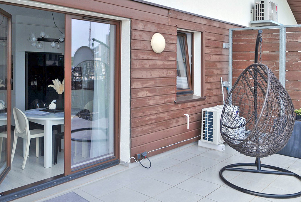 wyjście na ogromny taras przy ekskluzywnym apartamencie na sprzedaż Szczecin