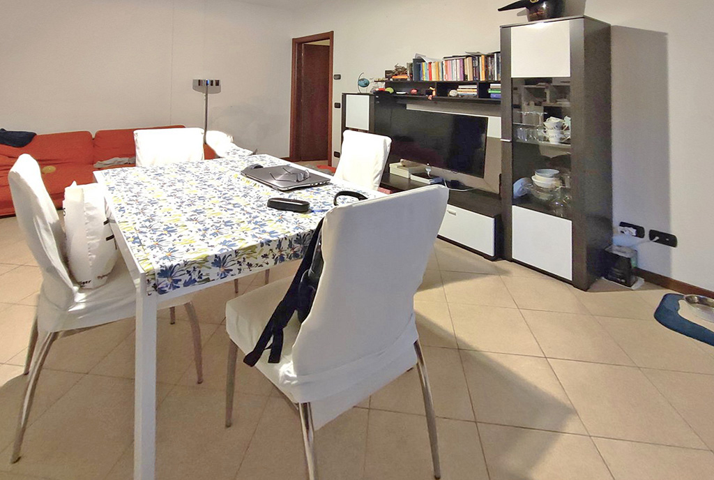 na pierwszym planie jadalnia w luksusowym apartamencie na sprzedaż Włochy (Padwa)