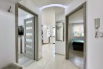 LED-owe oświetlenie przedpokoju w luksusowym apartamencie na sprzedaż Wrocław