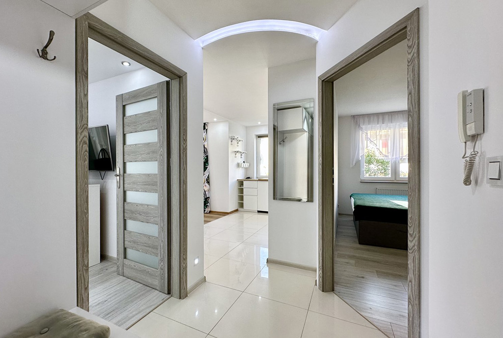 LED-owe oświetlenie przedpokoju w luksusowym apartamencie na sprzedaż Wrocław