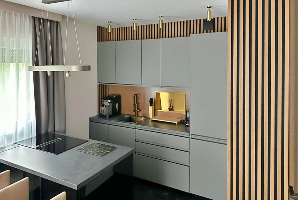 zabudowana kuchnia w luksusowym apartamencie na sprzedaż nad morzem