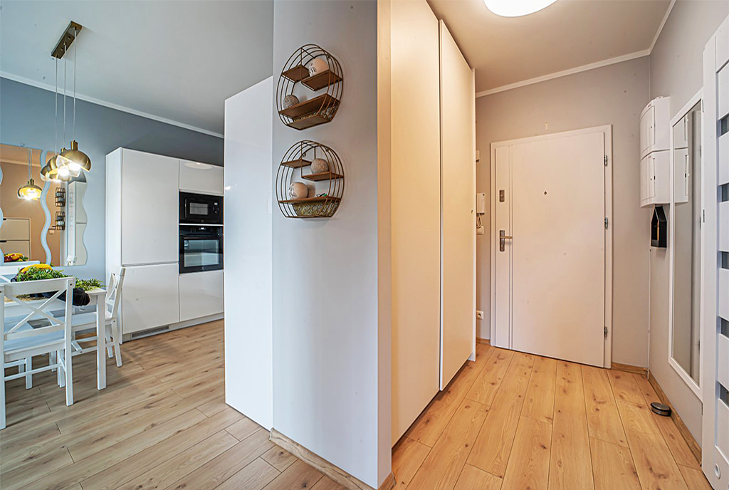 fragment korytarza w ekskluzywnym apartamencie na wynajem elegancki pokój dzienny w ekskluzywnym apartamencie do wynajmu Bolesławiec