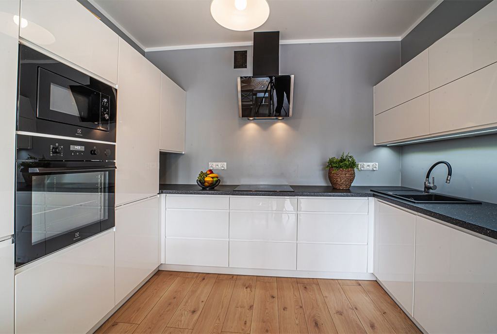 imponująca kuchnia w luksusowym apartamencie do wynajmu elegancki pokój dzienny w ekskluzywnym apartamencie do wynajmu Bolesławiec