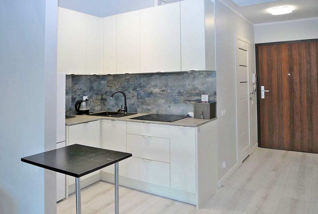 utrzymana w bieli kuchnia w ekskluzywnym apartamencie na wynajem Szczecin