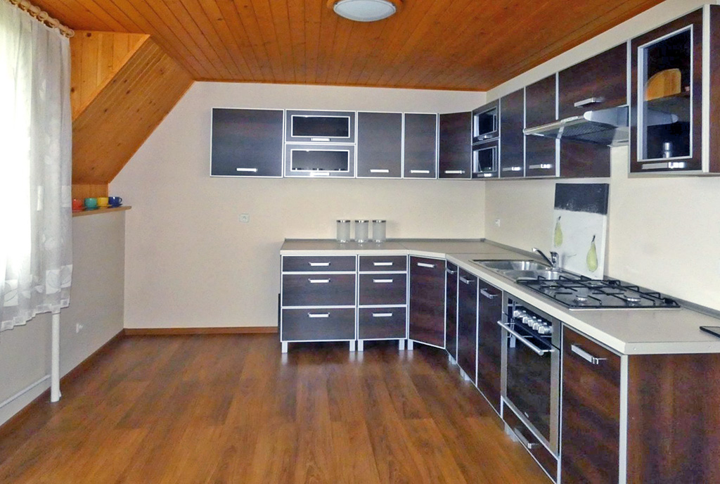 po prawej kuchnia w ekskluzywnym domu na sprzedaż Ostrów Wielkopolski