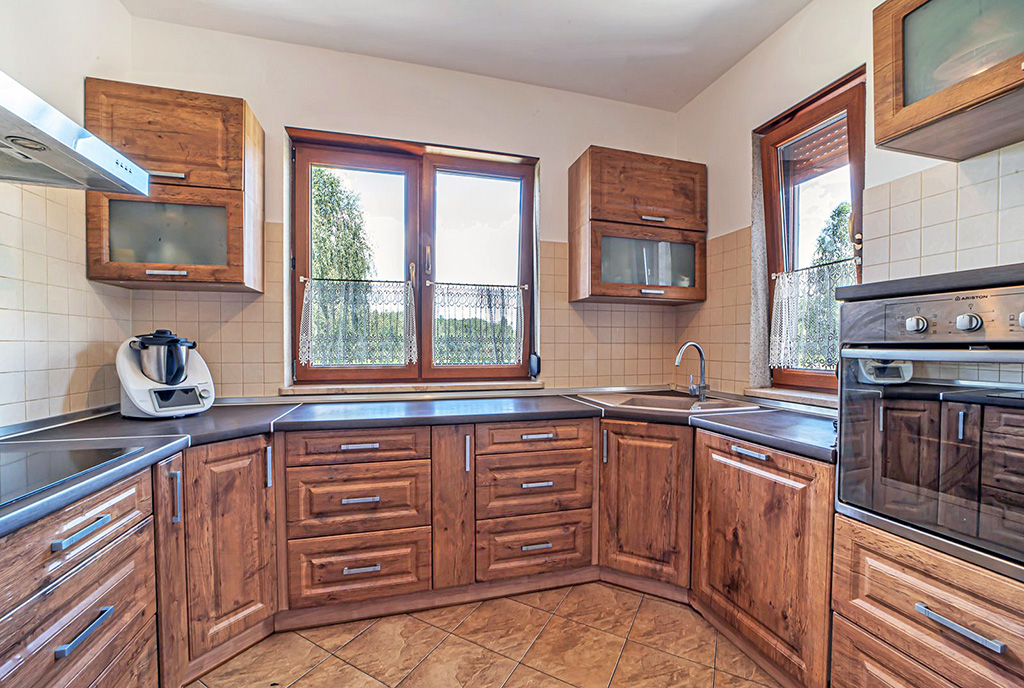 zabudowana kuchnia w luksusowym domu na sprzedaż Bolesławiec (okolice)