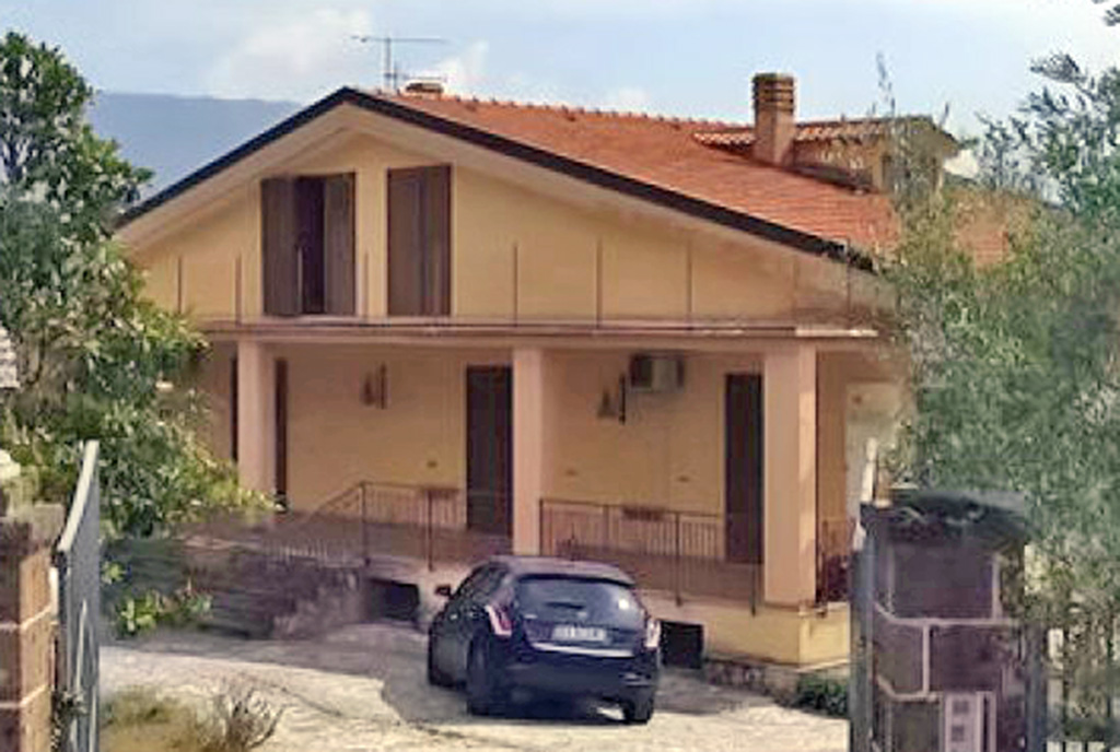 frontowa elewacja ekskluzywnego domu na sprzedaż Włochy (Salerno)