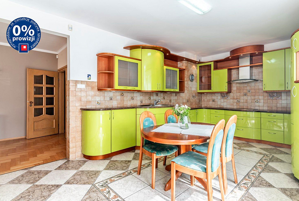 jadalnia oraz kuchnia w ekskluzywnej willi na sprzedaż Gdynia (okolice)