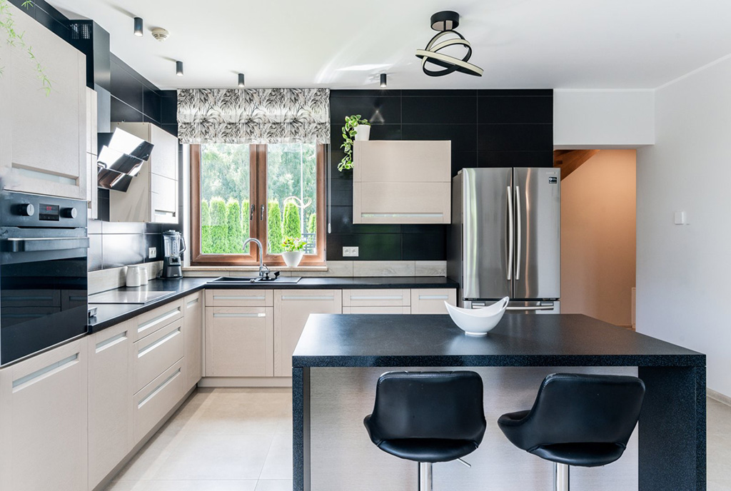 czerń i biel w ekskluzywnej willi do sprzedaży Gdynia (okolice)