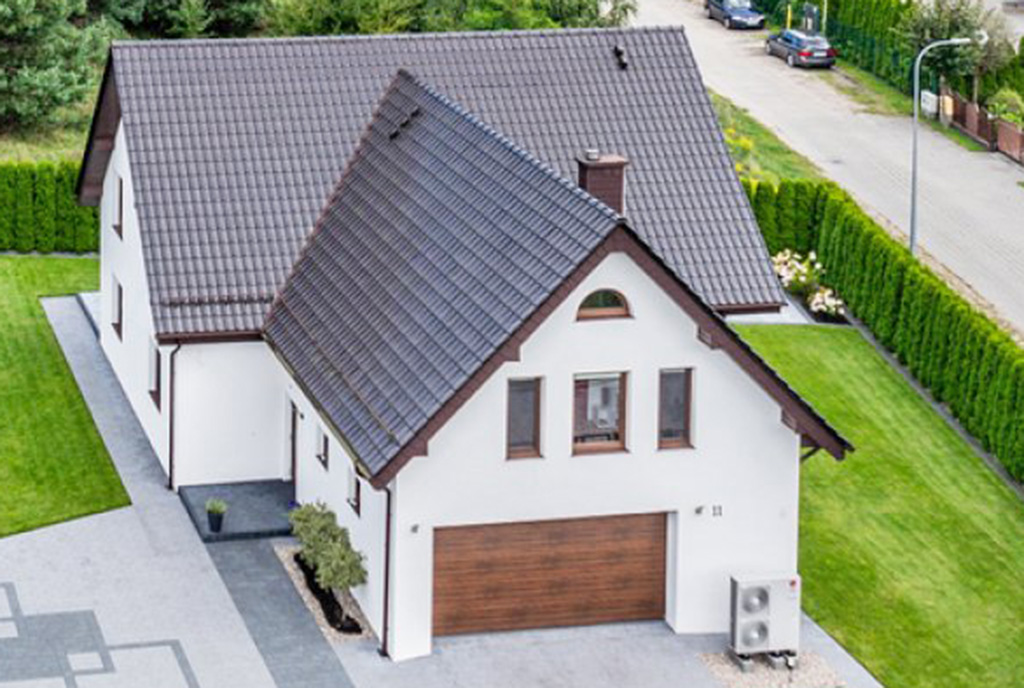 ujęcie z drona na dach luksusowej willi do sprzedaży Gdynia (okolice)