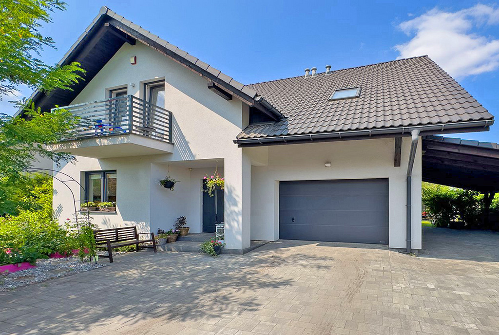 frontowa elewacja ekskluzywnej willi na sprzedaż Katowice (okolice)