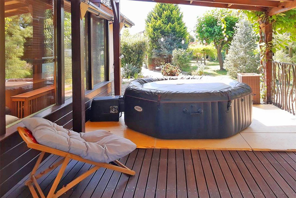 na zdjęciu słoneczny taras i jacuzzi przy luksusowej willi na sprzedaż Legnica