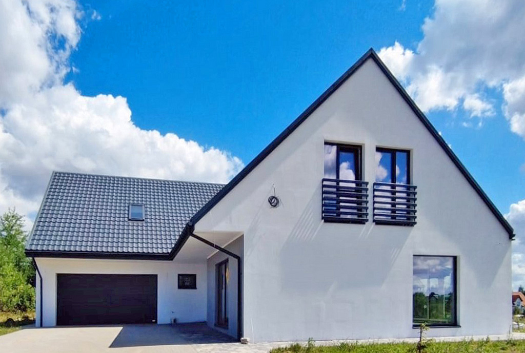 frontowa elewacja ekskluzywnej willi do sprzedaży Mazury