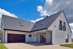 zbliżenie na wejście i garaż do ekskluzywnej willi na sprzedaż Mazury
