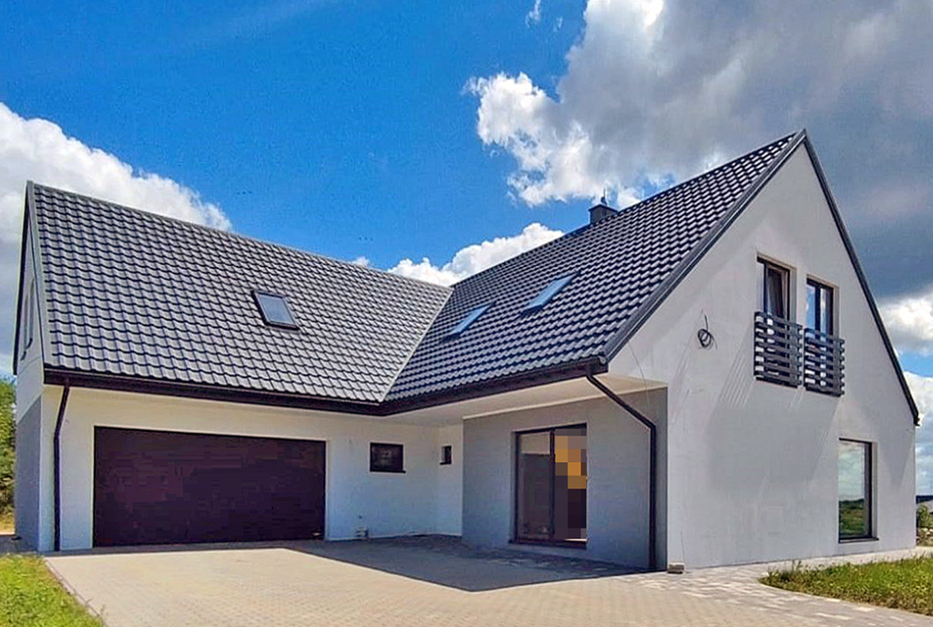 zbliżenie na wejście i garaż do ekskluzywnej willi na sprzedaż Mazury