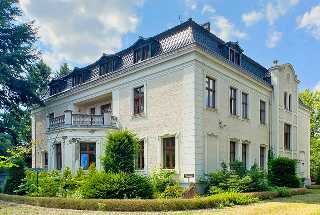 okazała bryła ekskluzywnej willi do sprzedaży Opole