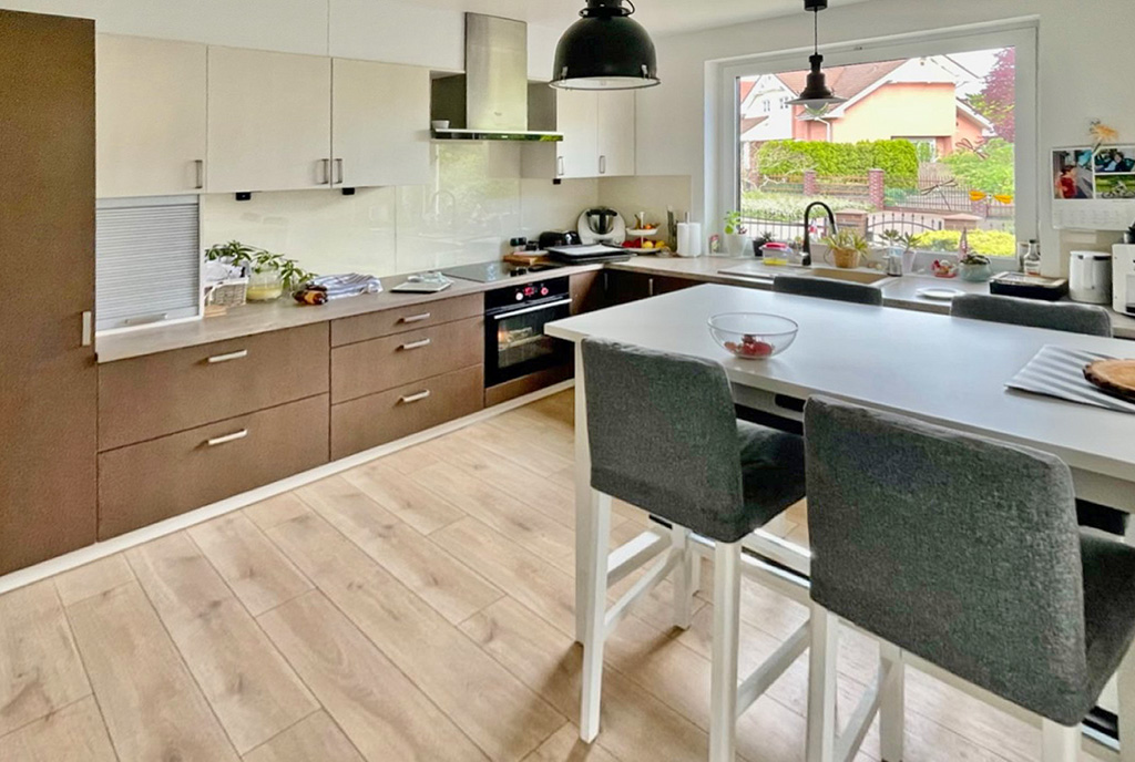 na pierwszym planie jadalnia w oddali kuchnia w ekskluzywnej willi na wynajem Szczecin