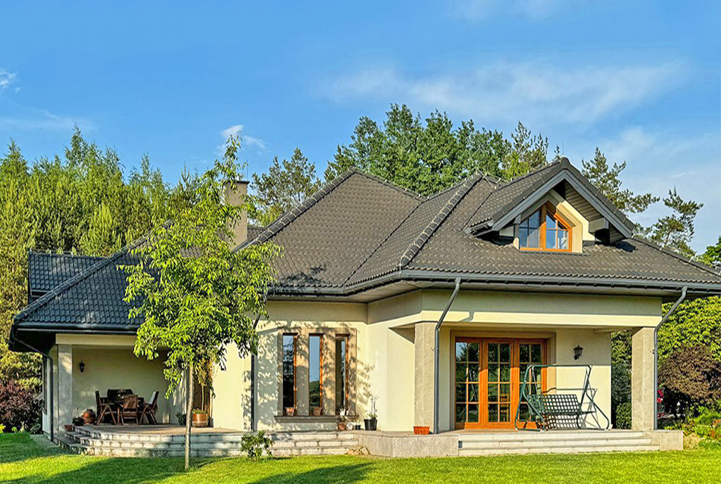 widok od strony ogrodu na ekskluzywną willę do sprzedaży Białystok (okolice)