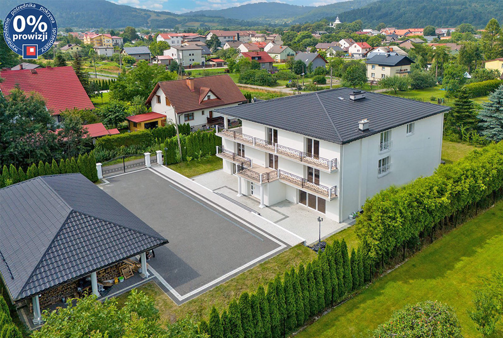zdjęcie wykonane z dronu pokazujące od góry ekskluzywną willę na sprzedaż Rezydencja do sprzedaży Bielsko-Biała (okolice)