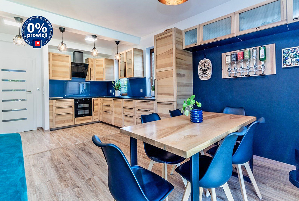 na pierwszym planie jadalnia, w oddali kuchnia w luksusowej willi na sprzedaż Gdynia (okolice)