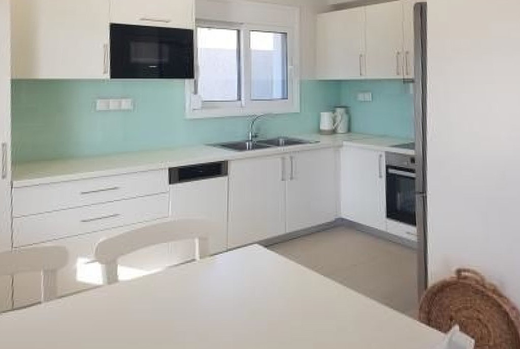 zaprojektowana w bieli kuchnia w ekskluzywnej willi na sprzedaż Grecja (Kreta)