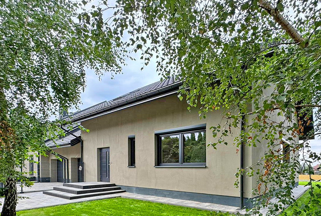 frontowa elewacja luksusowej willi na sprzedaż Warszawa (okolice)