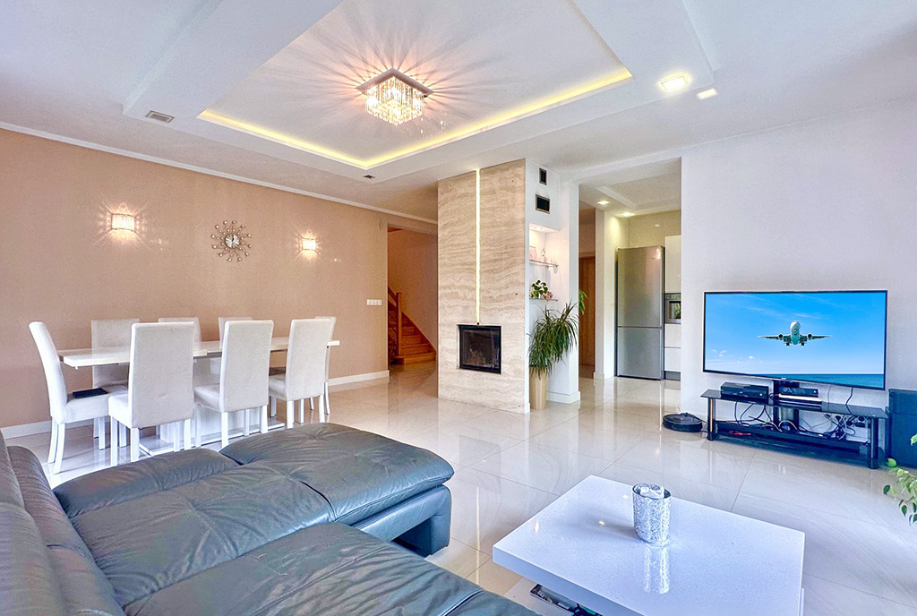 kominek w salonie ekskluzywnej willi do sprzedaży Wrocław (okolice)