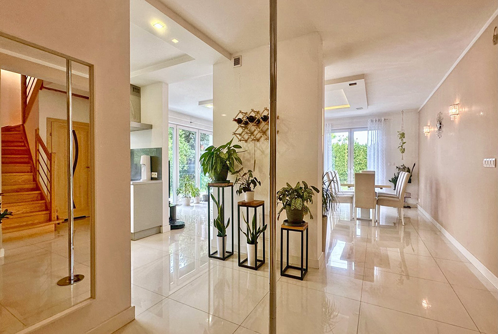 przestronny hol w ekskluzywnej willi na sprzedaż Wrocław (okolice)