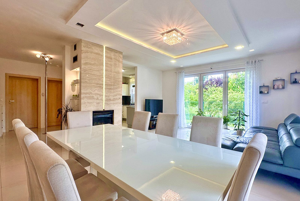 na pierwszym planie jadalnia w luksusowej willi na sprzedaż Wrocław (okolice)