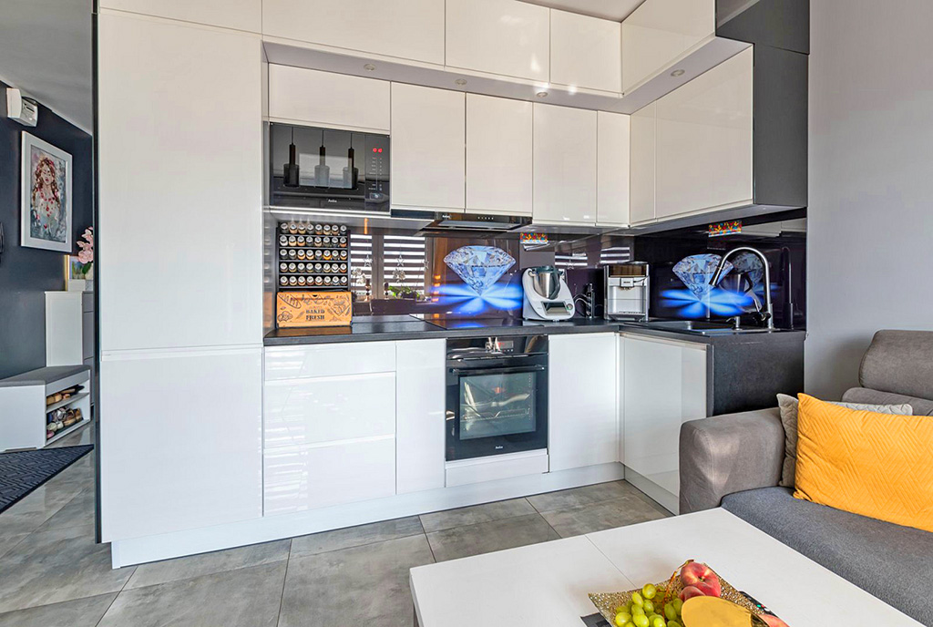 zbliżenie na kuchnię w luksusowtym apartamencie na sprzedaż Elbląg