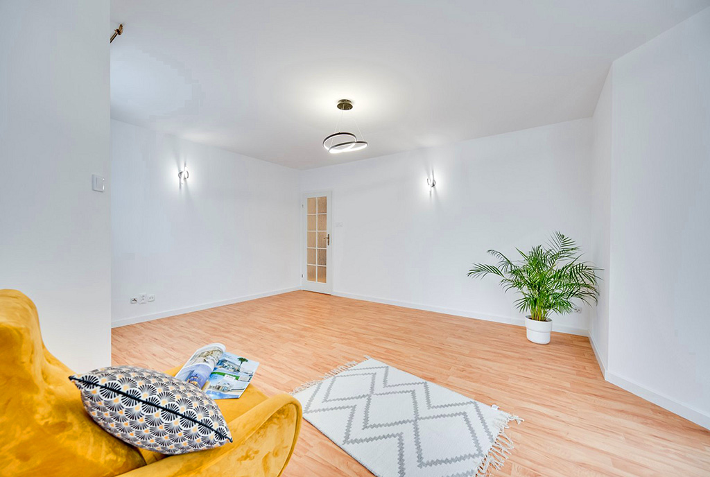 druga strona pokoju gościnnego w luksusowym apartamencie na sprzedaż Gdańsk