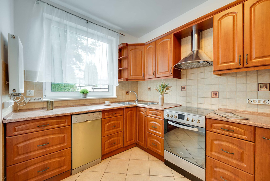 zaprojektowana w drewnie kuchnia w ekskluzywnym apartamencie na sprzedaż Gdańsk