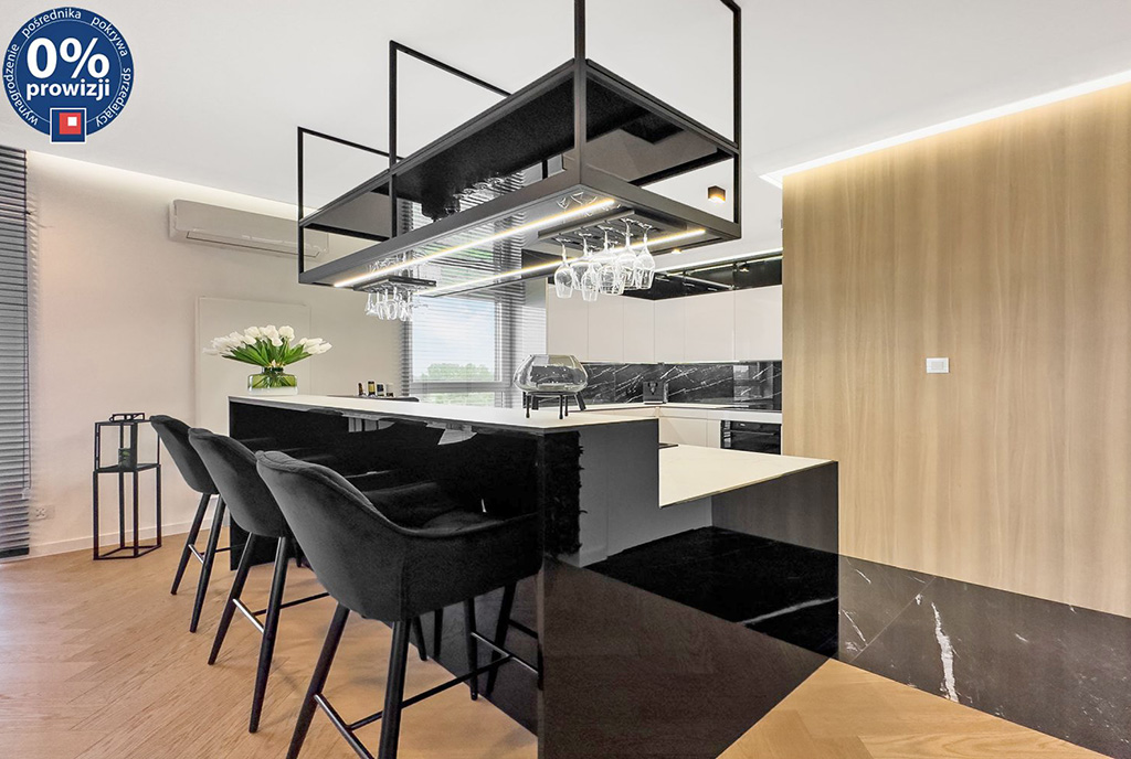 na pierwszym planie wyspa w kuchni w luksusowym apartamencie na sprzedaż Katowice (okolice)