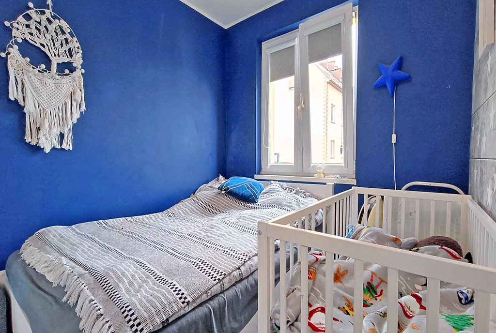 na zdjęciu pokój dla dziecka i sypialnia w ekskluzywnym apartamencie na sprzedaż Legnica (okolice)