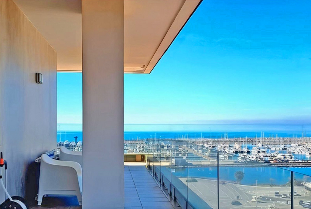 słoneczny taras przy luksusowym apartamencie na sprzedaż Włochy (Salerno)