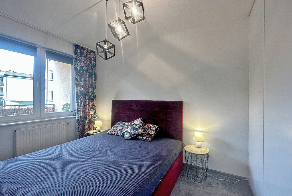 zaciszna sypialnia w ekskluzywnym apartamencie na sprzedaż nad morzem