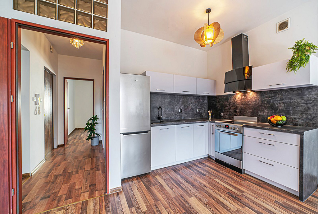 zaprojektowana w nowoczesnym stylu kuchnia w ekskluzywnym apartamencie na sprzedaż Bolesławiec