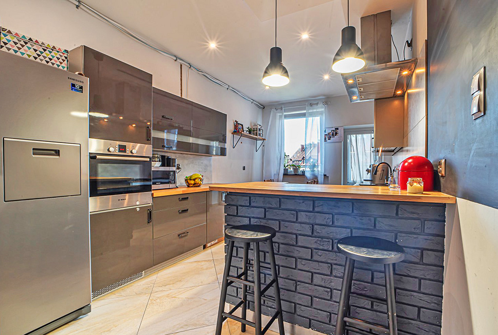 widok na kuchnię z jadalnią w ekskluzywnym apartamencie na sprzedaż Bolesławiec