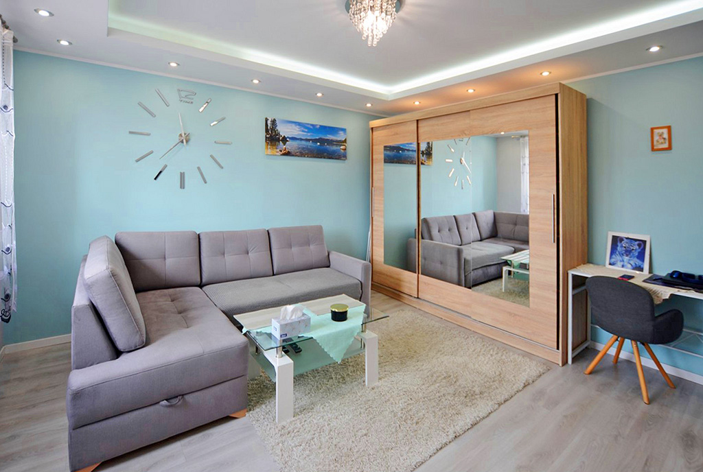 przeciwległa ściana salonu w luksusowym apartamencie na sprzedaż Ełk